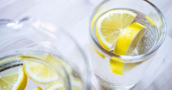 Adicionar suco de limão à água torna mais fácil seguir uma dieta hídrica. 