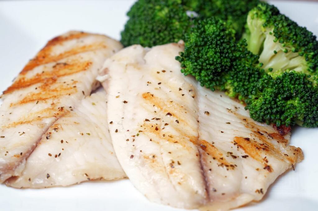 Peixe assado ou cozido é um prato farto no cardápio dietético de Osama Hamdiy