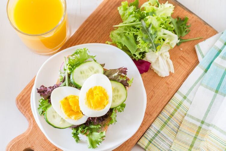 Salada de pepino e ovo cozido