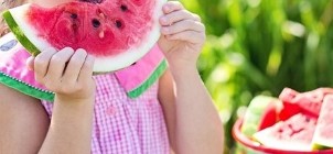 Menina comendo melancia