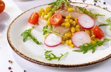 Filé de bacalhau com milho - um prato da dieta mediterrânea