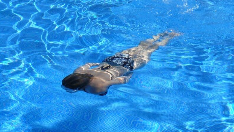 A natação, como qualquer outro esporte, é um bom hábito para perder peso. 