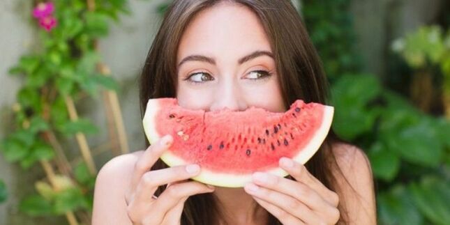 Menina comendo melancia para perder peso