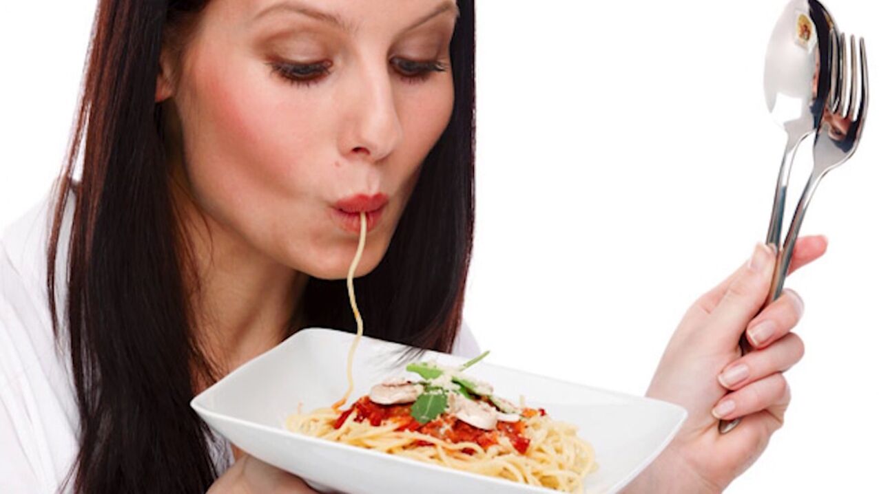 Mulher come espaguete para emagrecer a barriga