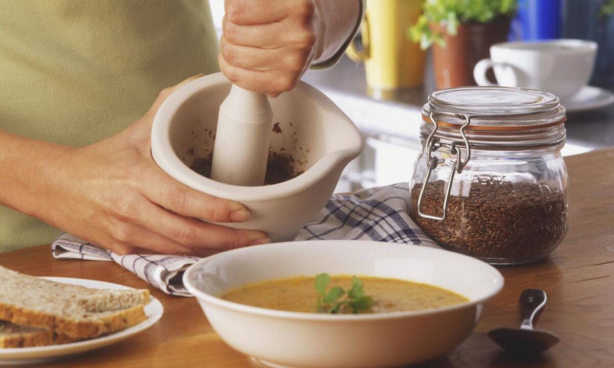 Adicionar semente de linhaça à sopa para um bom funcionamento do intestino