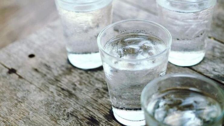 Ao usar diuréticos para perda de peso, você precisa beber muita água. 